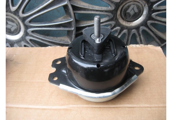 подушка, опора двигуна права Renault Laguna II, Espase IV, VelSatis, Clio II, 8200181589, 8200000011